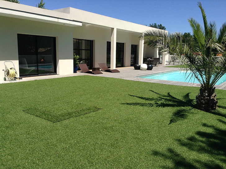 Use Outdoor Artificial Grass to Create These Beautiful Pool Styles