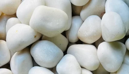 white-polished-pabbles-1.webp